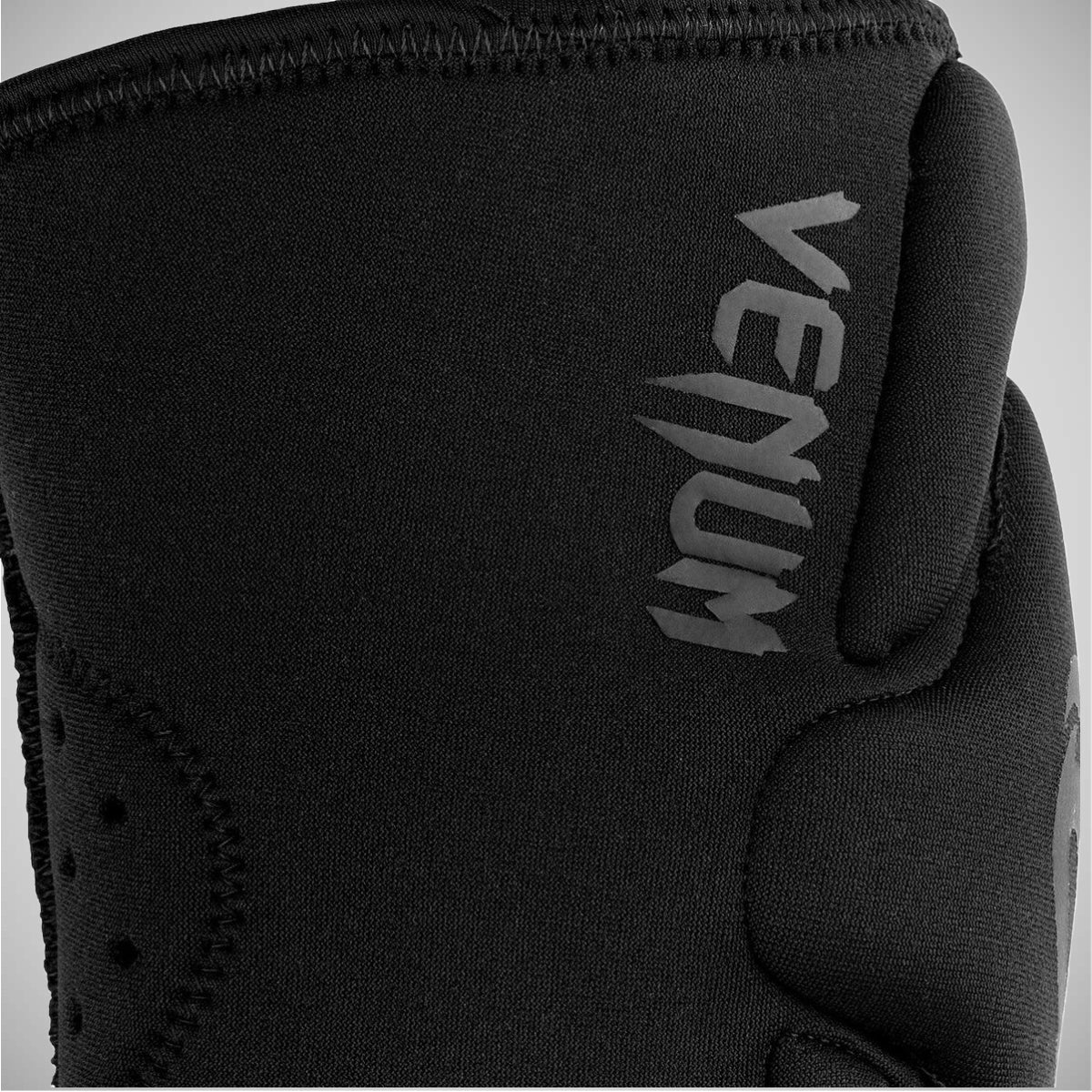 Black/Black Venum Kontact Gel Knee Pads at Bytomic Trade and Wholesale